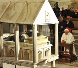 Pope in prayer before St Pio.jpg